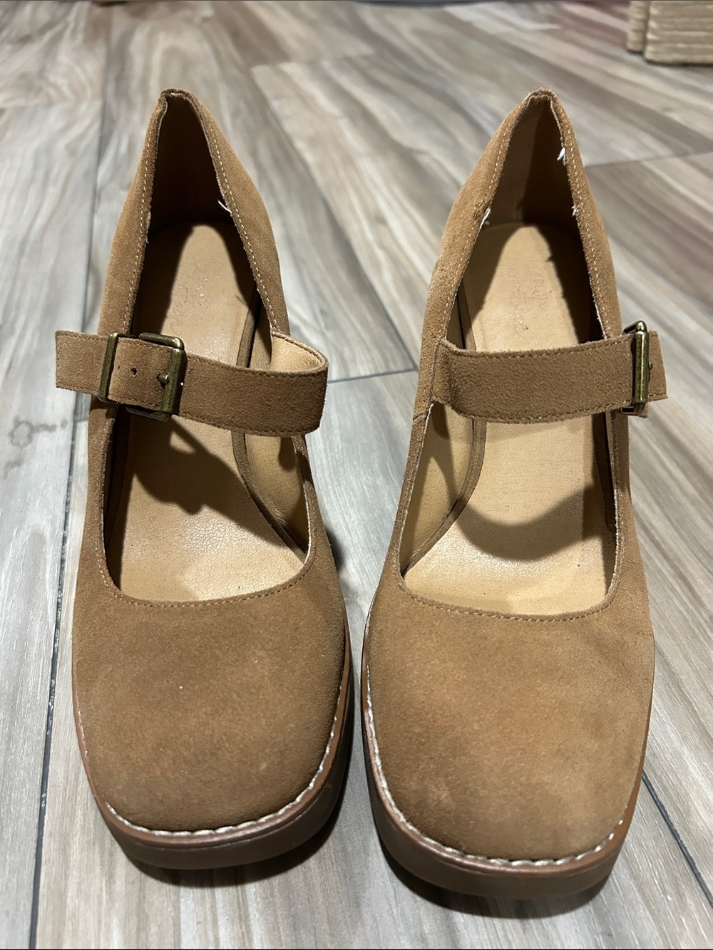 Crown Vintage size 8 1/2Women’s Mary Jane Platform Pumps in Camel Suede